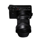 Canon EOS R7 + Sigma 18-50mm f/2.8 DC DN Canon RF Attacco + Canon DM-E1 Microfono stereo